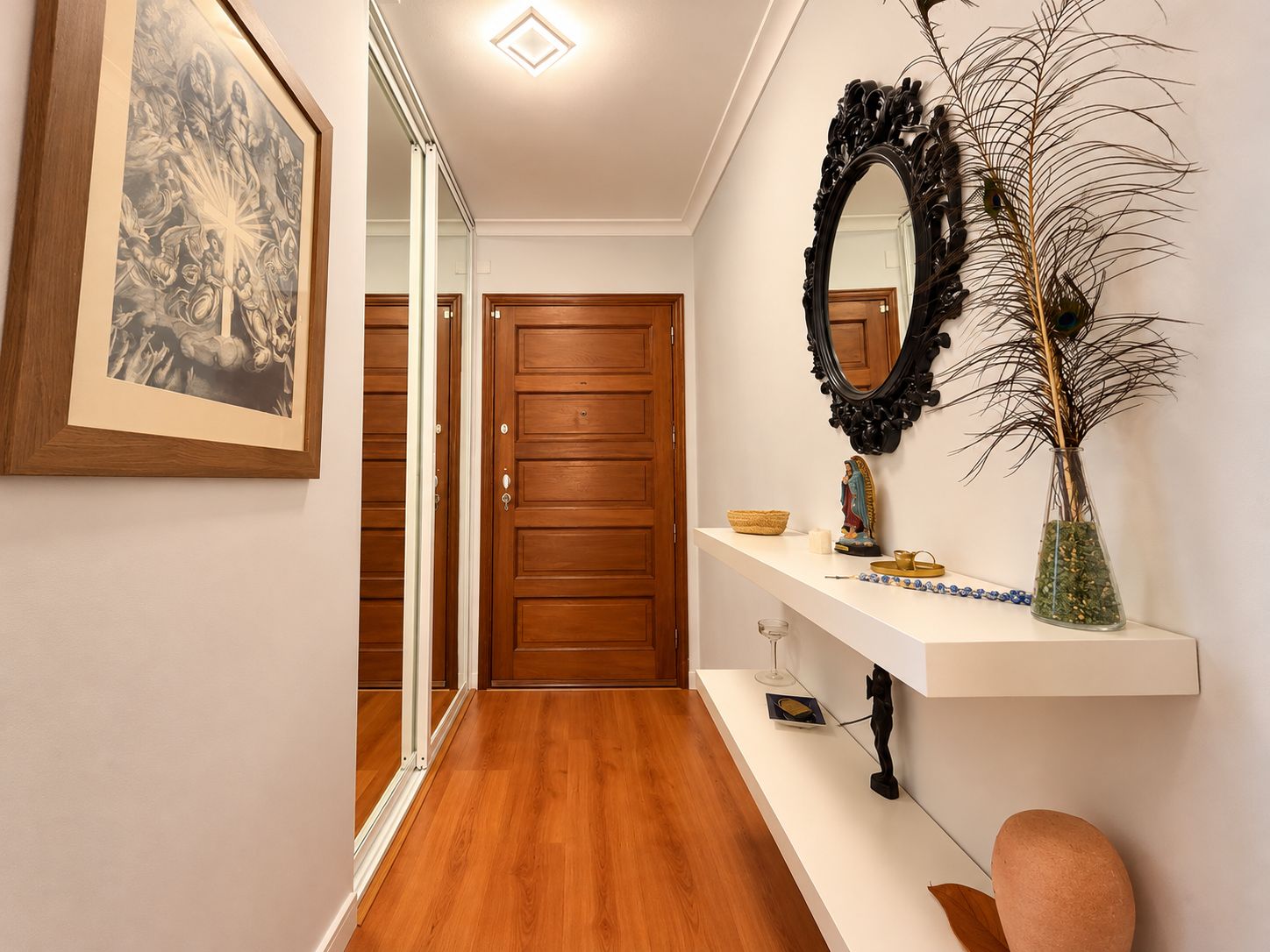 Corredor Aconchegante com Porta de Madeira