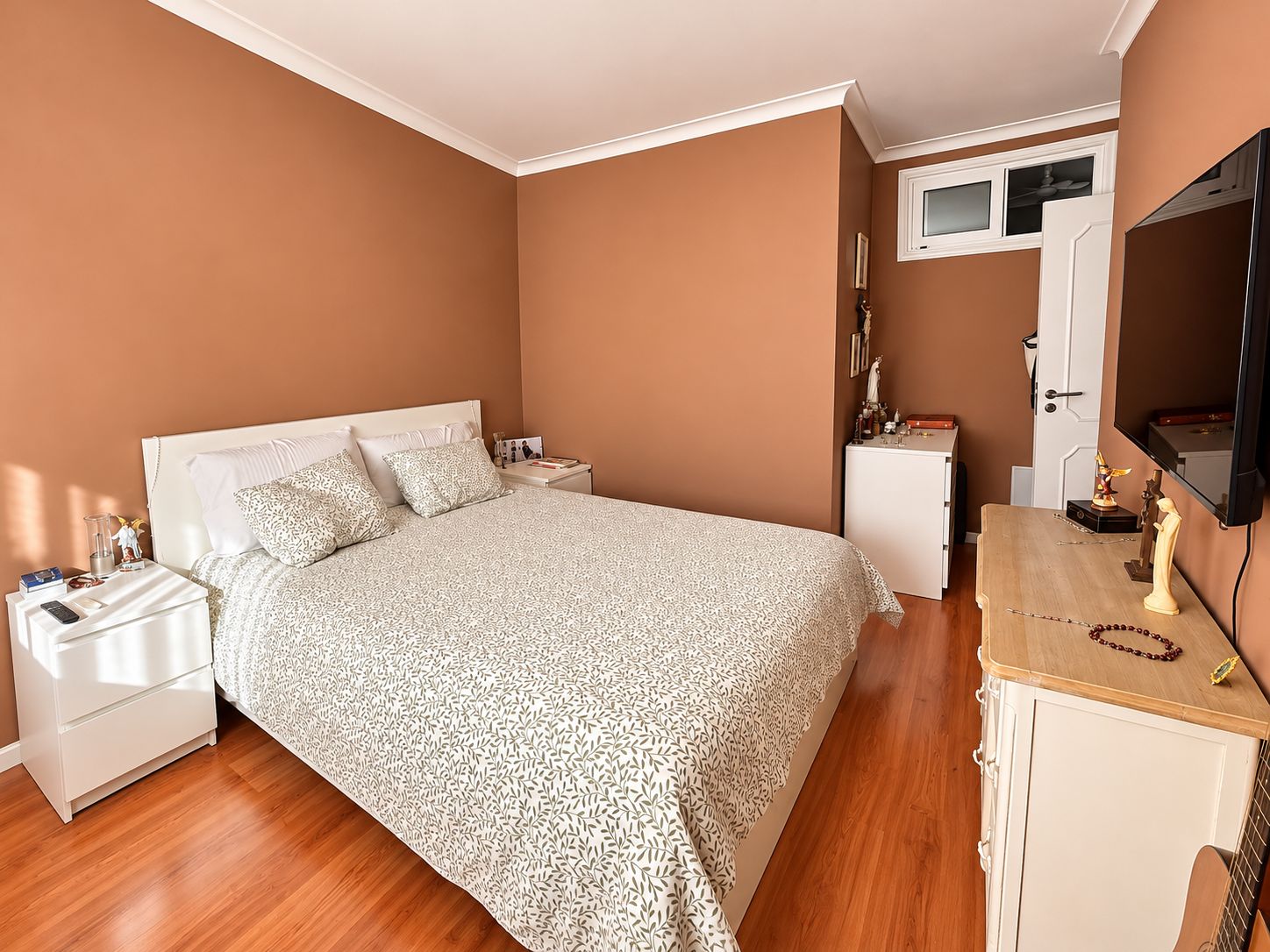 Quarto Acolhedor em Tons Terracota