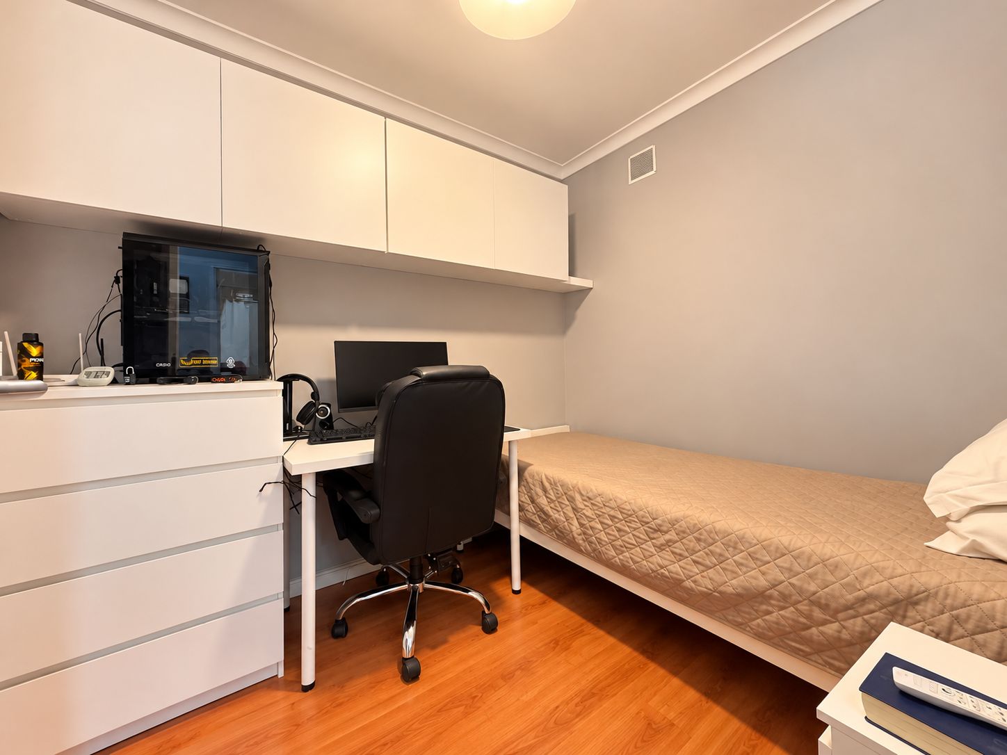 Quarto Moderno com Escritório e Cama