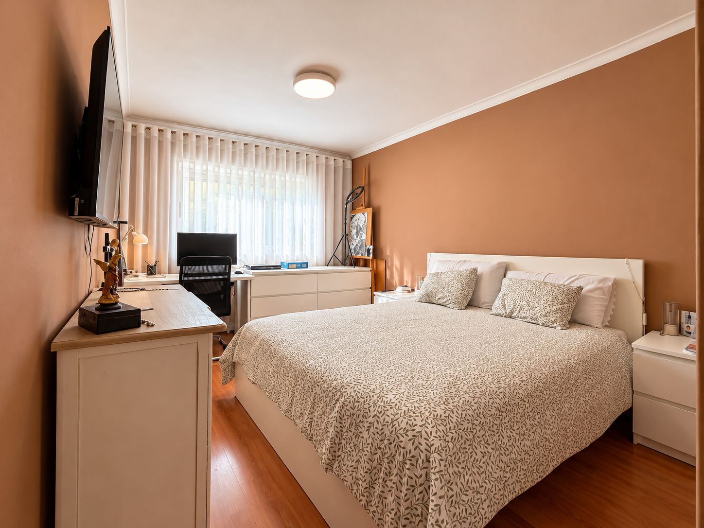 Quarto acolhedor com cama e luz natural